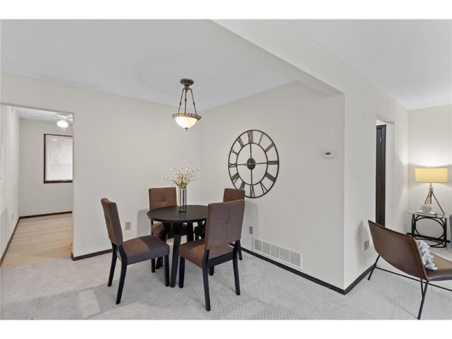 2355 Dorland Pl in Maplewood, MN - Foto de edificio - Building Photo