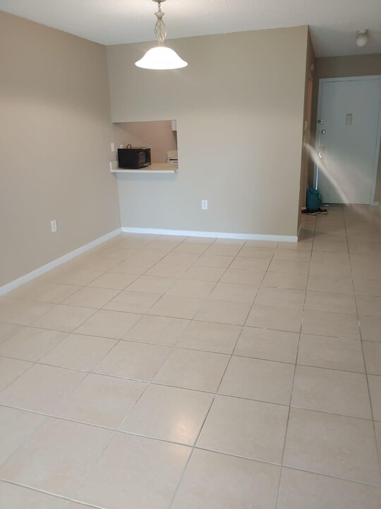 6094 Forest Hill Blvd-Unit -202 in Haverhill, FL - Foto de edificio