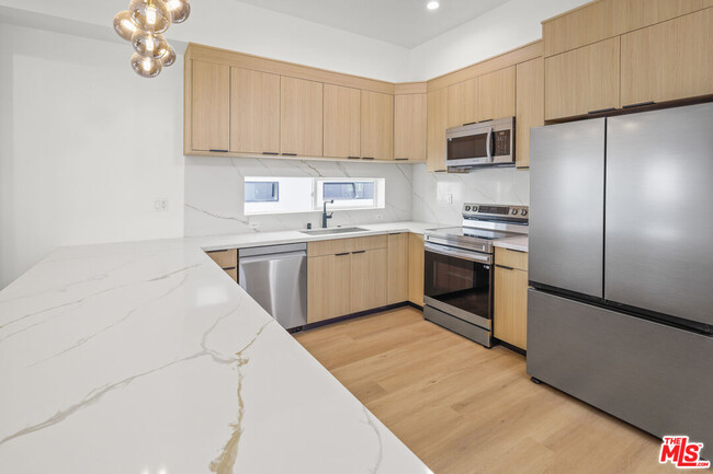 11010 Hortense St in Los Angeles, CA - Building Photo - Building Photo
