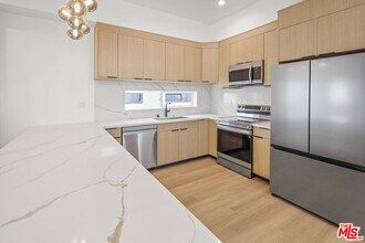 11008 Hortense St in Los Angeles, CA - Building Photo - Building Photo