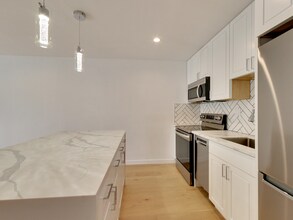 1502 Newlands Ave in Burlingame, CA - Foto de edificio - Building Photo