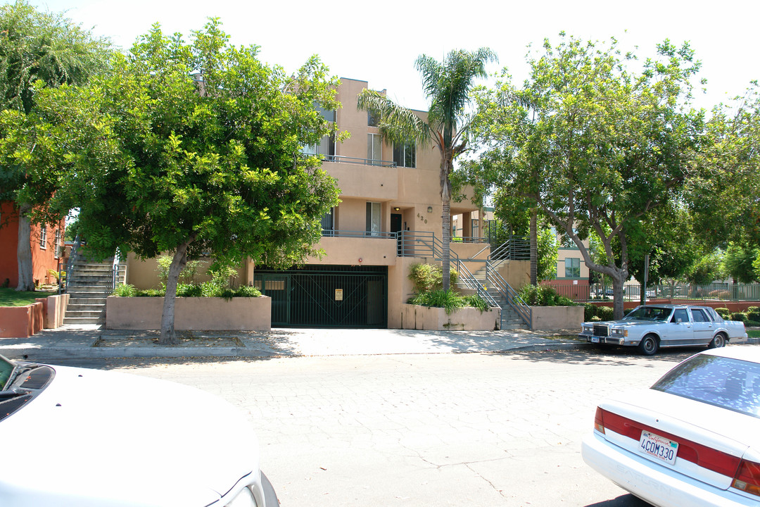 420 W Elmwood Ave in Burbank, CA - Foto de edificio