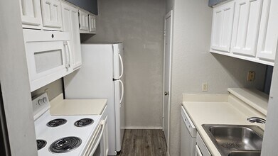 1202 Thorpe Ln, Unit 216 in San Marcos, TX - Building Photo - Building Photo