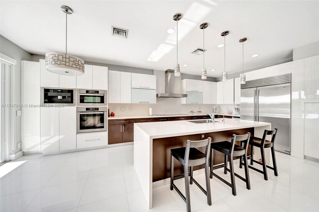 4424 E Whitewater Ave in Weston, FL - Building Photo