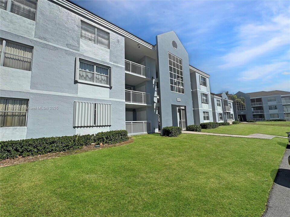 8660 SW 212th St in Cutler Bay, FL - Building Photo