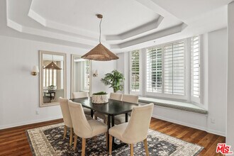 575 S Barrington Ave in Los Angeles, CA - Building Photo - Building Photo