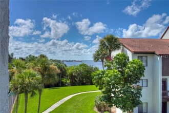 1622 Stickney Point Rd in Sarasota, FL - Building Photo - Building Photo