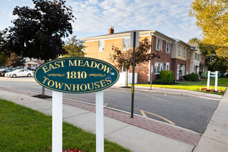 East Meadow Townhouses in East Meadow, NY - Foto de edificio - Building Photo