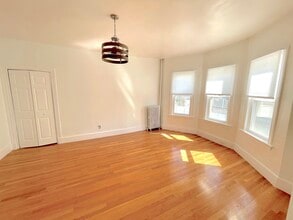 58 Bickford Ave, Unit 1 in Revere, MA - Foto de edificio - Building Photo