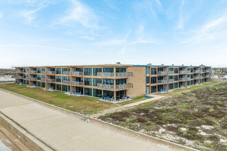 Island House Condos in Corpus Christi, TX - Building Photo - Building Photo