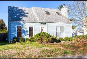 6913 Beard Ct in Louisville, KY - Building Photo