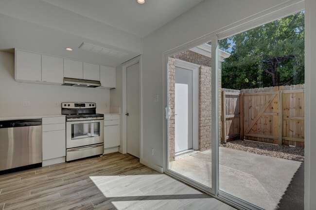 8808 Dawnridge Circle, Unit 103 in Austin, TX - Building Photo - Building Photo