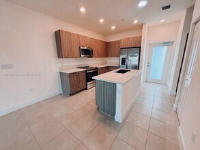 8265 NW 41st St in Doral, FL - Building Photo - Building Photo
