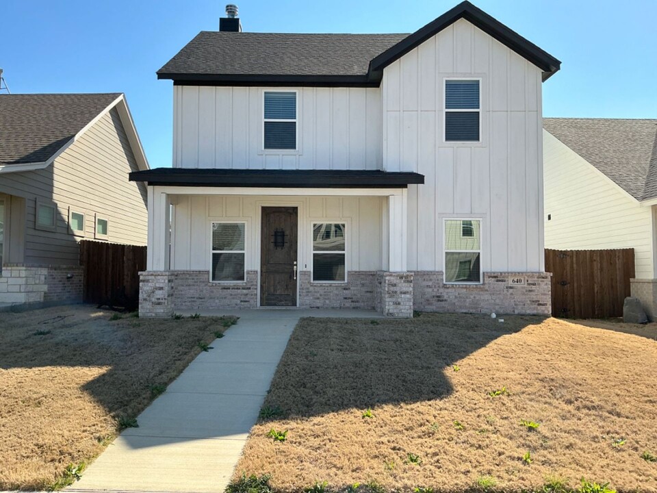 640 The Cottages Dr in Godley, TX - Building Photo