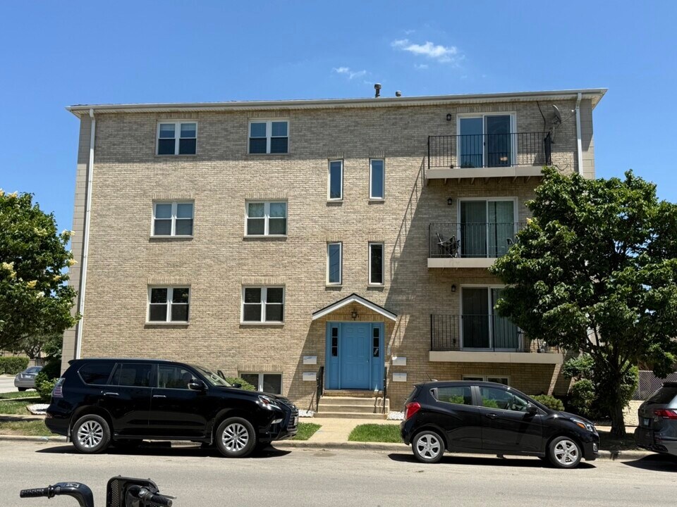 7859 W Addison St in Chicago, IL - Building Photo