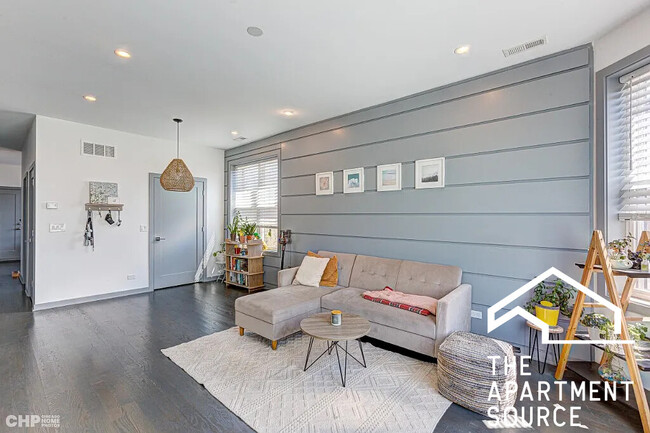 2834 W Diversey Ave in Chicago, IL - Building Photo - Building Photo