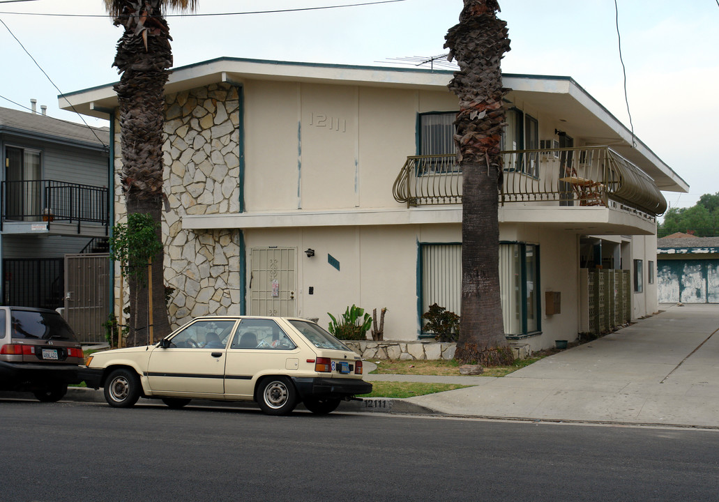 12111 Grevillea Ave in Hawthorne, CA - Building Photo