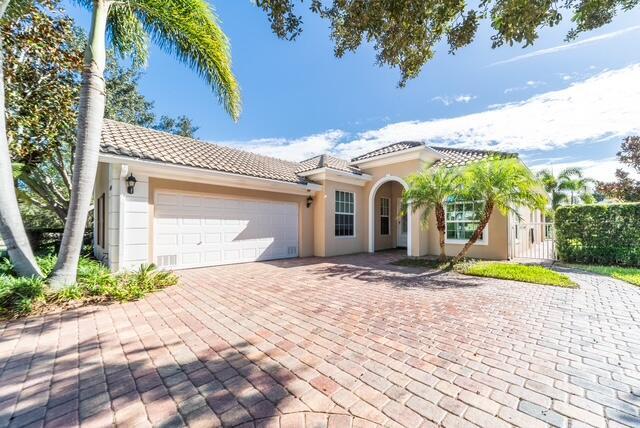 4908 Grassleaf Dr in Palm Beach Gardens, FL - Building Photo