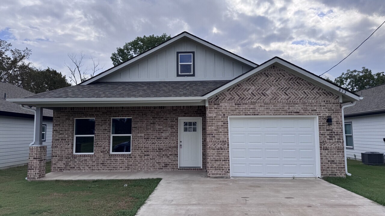 813 Sayle St in Greenville, TX - Building Photo