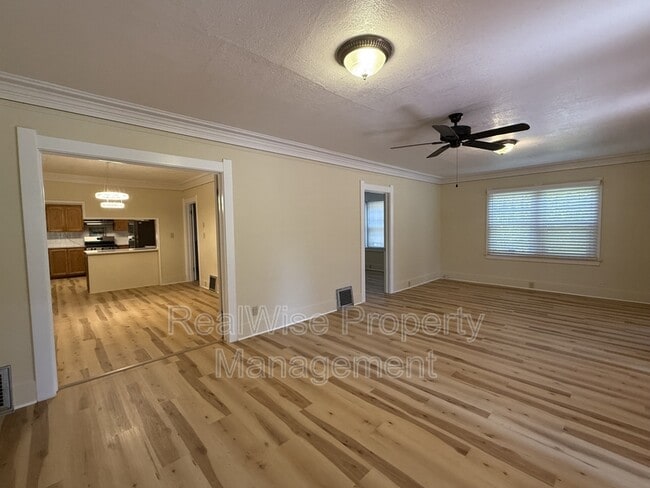1658 SE Cobb St in Roseburg, OR - Building Photo - Building Photo