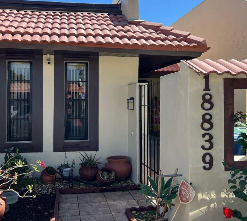 18839 NW 64th Ct in Hialeah, FL - Foto de edificio
