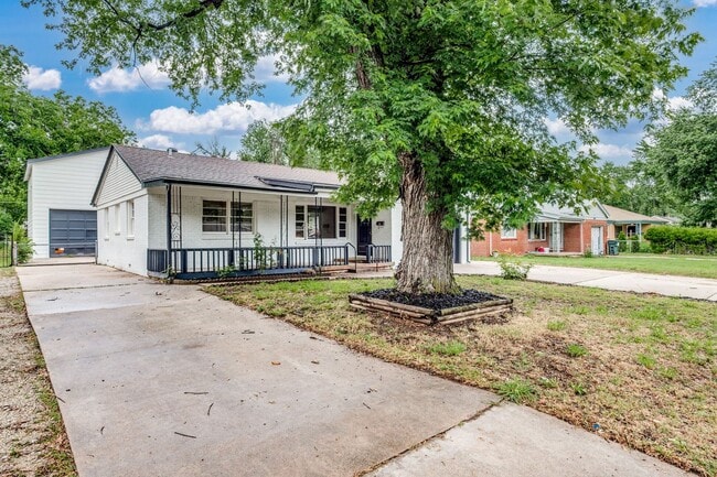 215 N Hungerford St in Haysville, KS - Building Photo - Building Photo