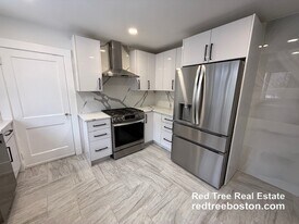 58 Edgecliff Rd, Unit 2 in Watertown, MA - Building Photo