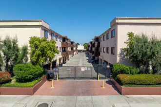 5400 - 5414 Newcastle Ave in Encino, CA - Building Photo - Building Photo