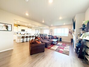 1363 Baker Hts Lp in Bremerton, WA - Building Photo - Building Photo
