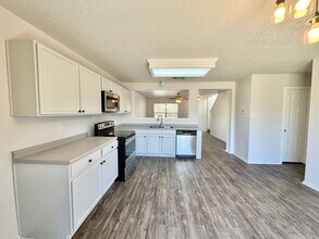 18 Beacon Bay in San Antonio, TX - Building Photo - Building Photo