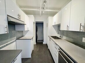 215 De La Commune Rue O in Montréal, QC - Building Photo - Building Photo