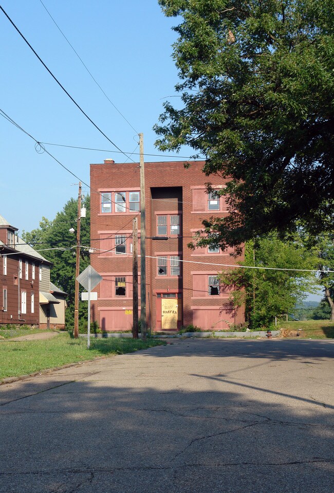 219 Newton Ave NW in Canton, OH - Foto de edificio - Building Photo