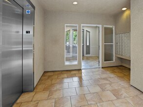 Trousdale Apartments in Los Angeles, CA - Foto de edificio - Building Photo