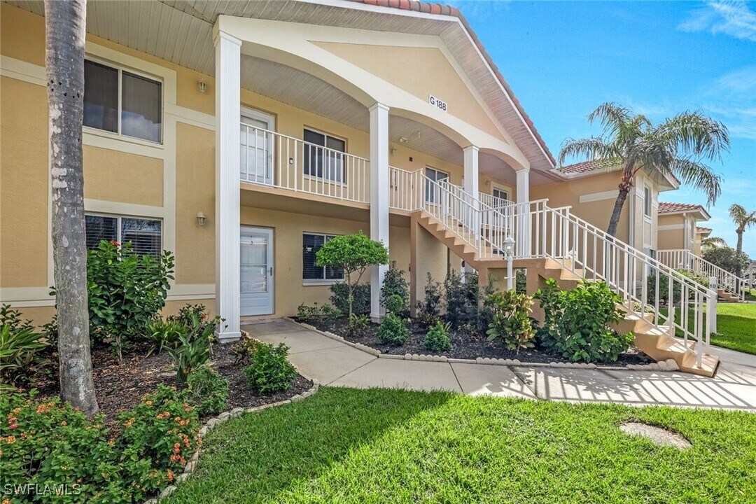 188 Furse Lakes Cir in Naples, FL - Foto de edificio