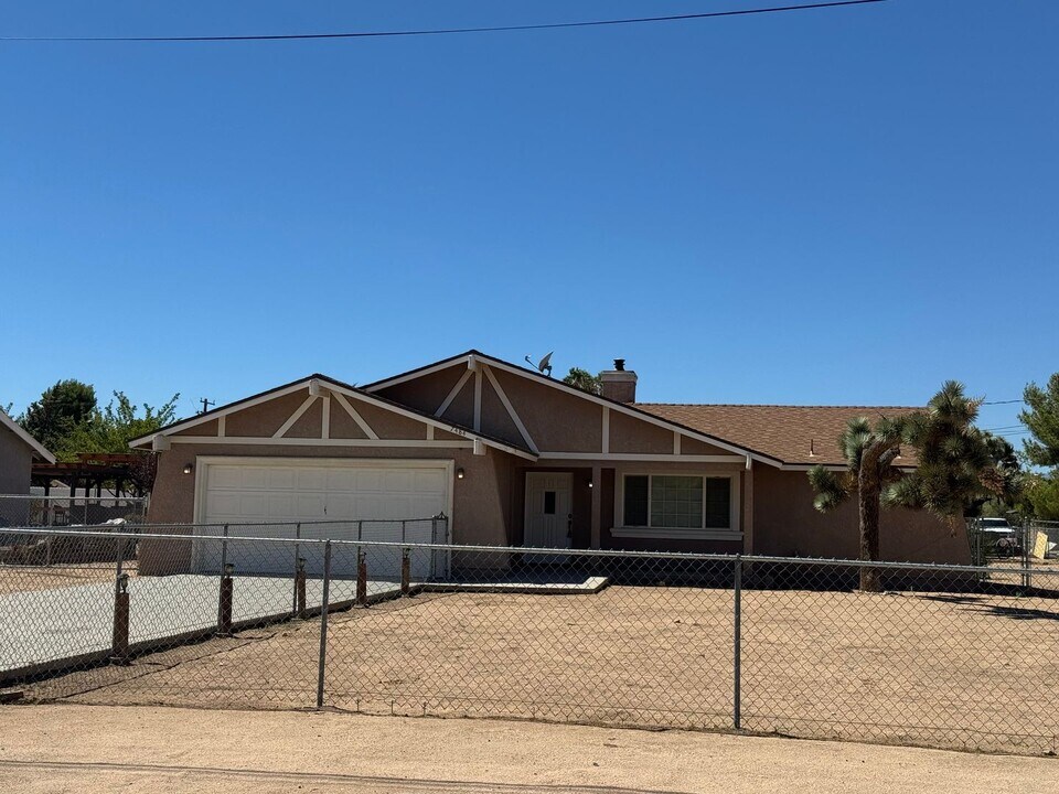 7484 Glider Ave in Hesperia, CA - Building Photo