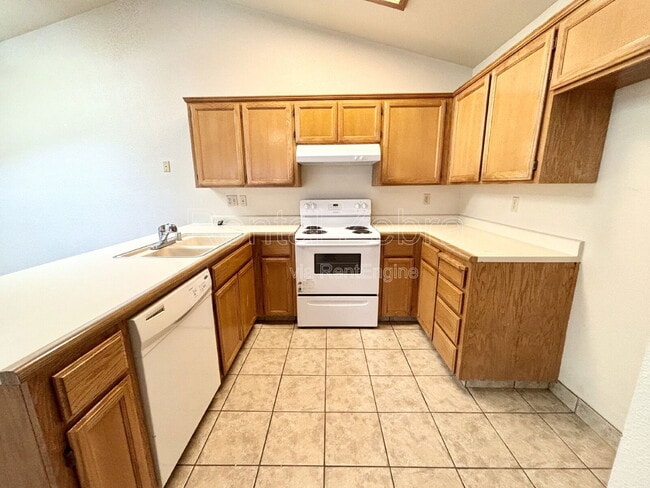 3068 W Queens Cir in Merced, CA - Building Photo - Building Photo