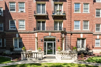 The Ambassador Apartments in Milwaukee, WI - Foto de edificio - Building Photo