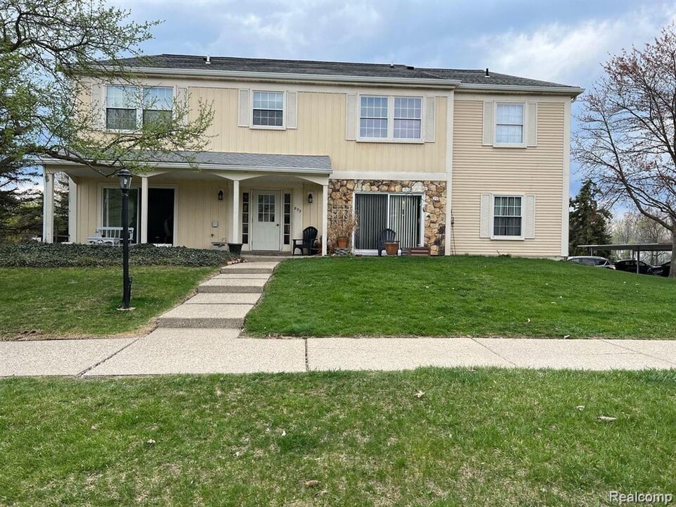 832 Bloomfield Village Blvd in Auburn Hills, MI - Building Photo