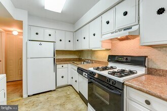 2114 Bonnywood Ln-Unit -1-101 in Silver Spring, MD - Building Photo - Building Photo