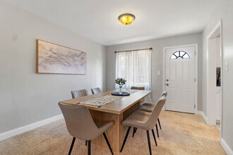 207 N Beverly St in Wheaton, IL - Building Photo - Building Photo