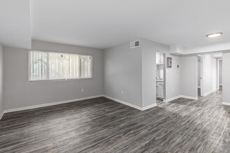 Regency Court Apartments in Suitland, MD - Building Photo - Interior Photo