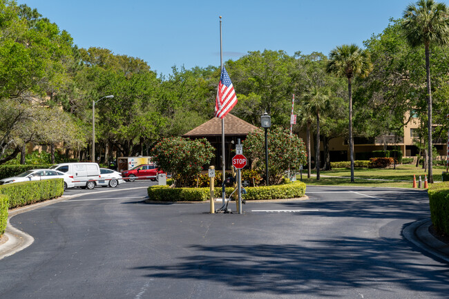 Imperial Pines Condominiums in Clearwater, FL - Foto de edificio - Building Photo