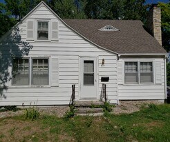 814 Sunset Ave in Manhattan, KS - Building Photo