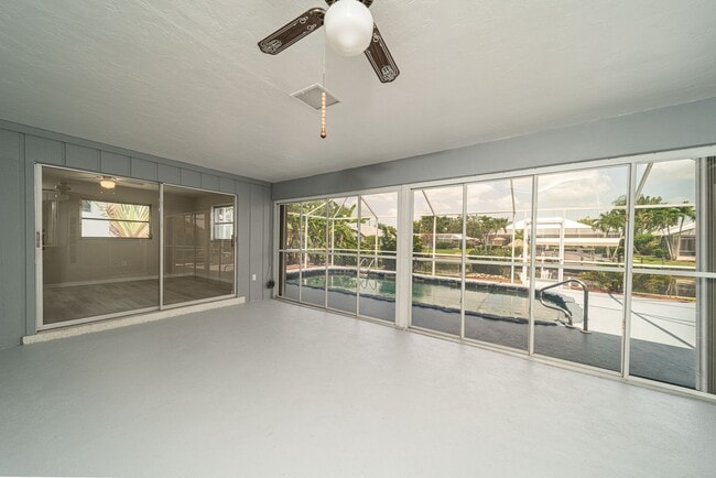 3707 SE 18th Ave in Cape Coral, FL - Foto de edificio - Building Photo