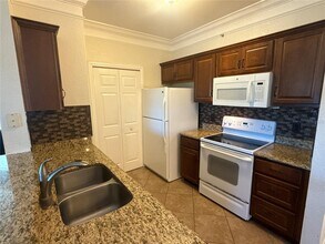 5463 Vineland Rd in Orlando, FL - Building Photo - Building Photo