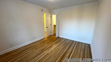 54 Alton Pl, Unit 1 in Brookline, MA - Foto de edificio - Building Photo