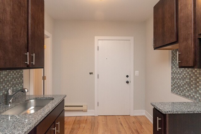 814 W Cornelia Ave, Unit J06W in Chicago, IL - Foto de edificio - Building Photo