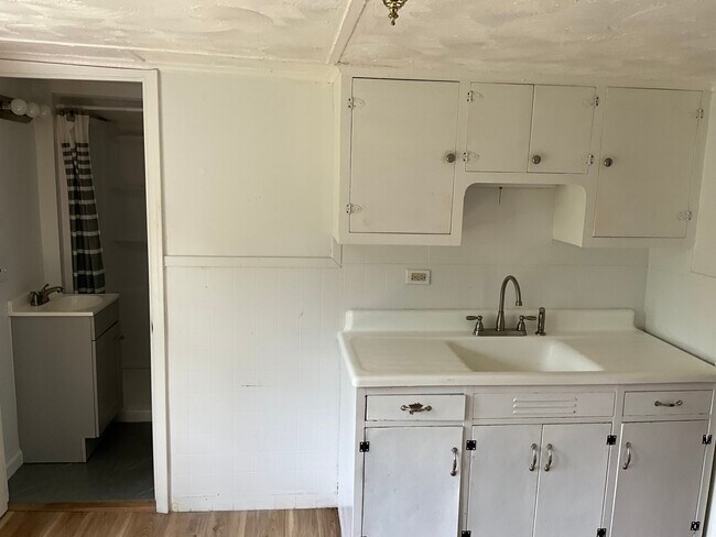 721 Meadow Ave, Unit 3rd floor rear