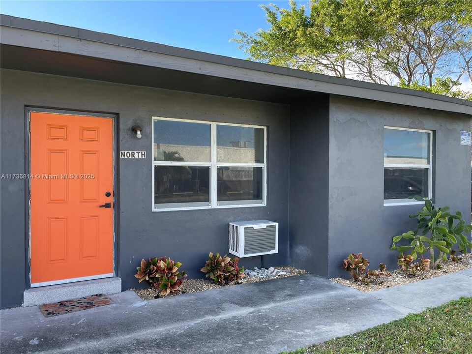 391 NE 42nd Ct in Oakland Park, FL - Building Photo