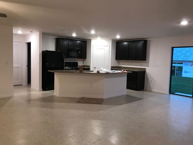 5 Redwood Ct in Poinciana, FL - Foto de edificio - Building Photo